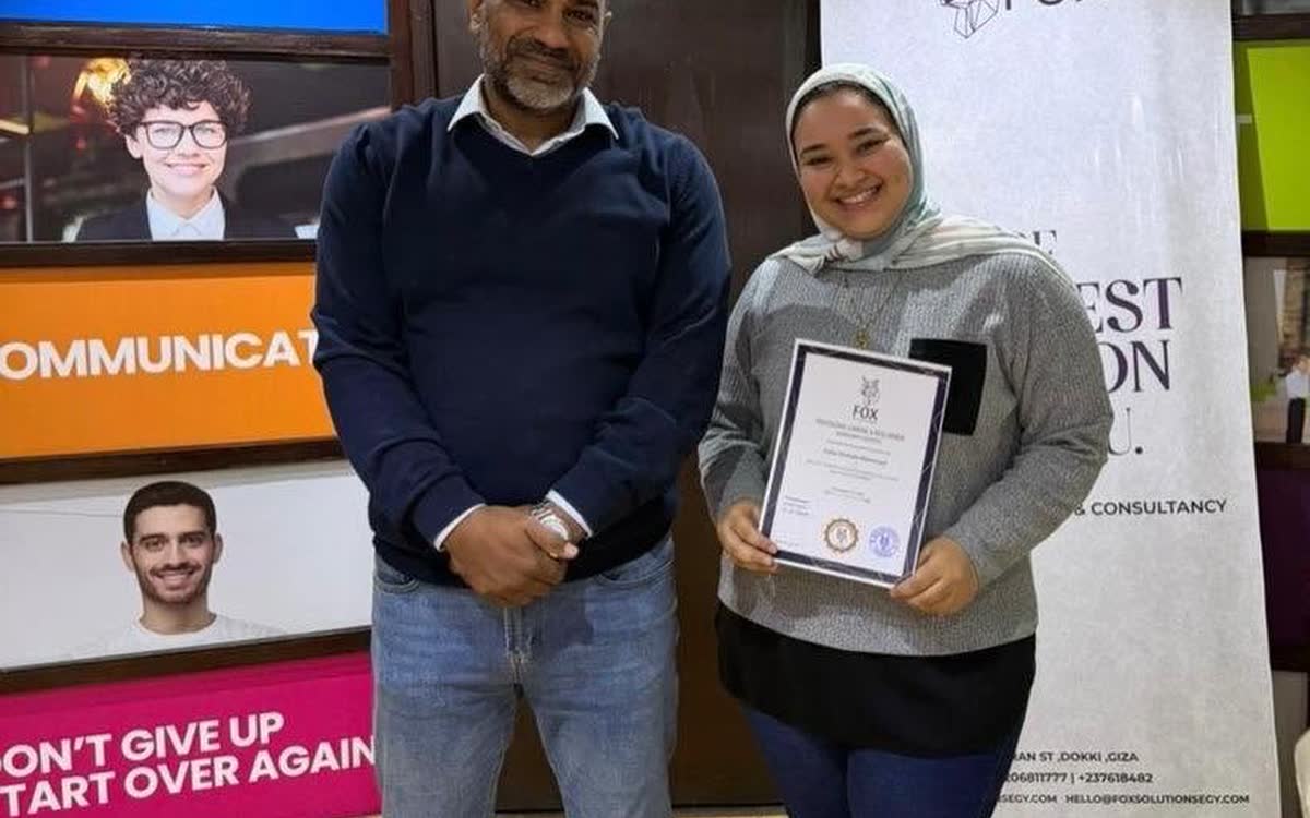 تسليم شهادة إتمام لأحد المشاركين
